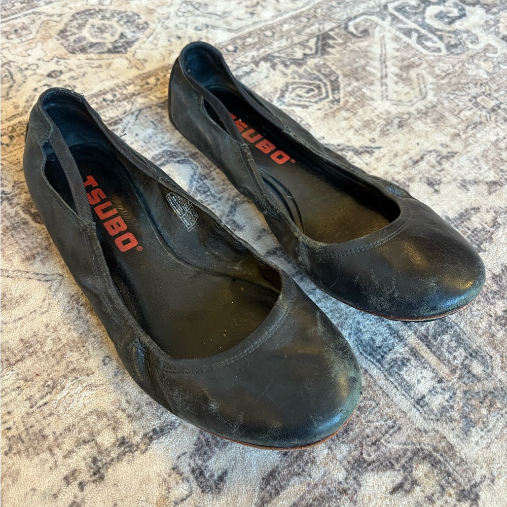 Tsubo Black Leather Flats